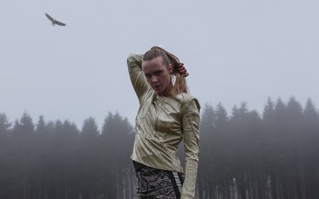 MØ rinde homenaje a Avicii con una emotiva versión de '...