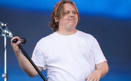 Lewis Capaldi regresa triunfal a Glastonbury con un set...