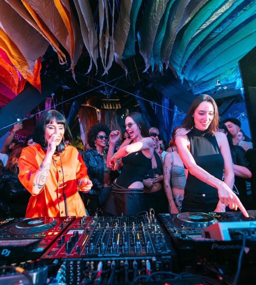 Sara Landry enciende Coachella con una aparición sorpresa de Amelie Lens