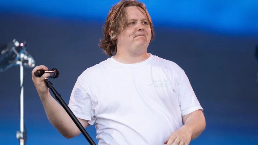Lewis Capaldi regresa triunfal a Glastonbury con un set sorpresa