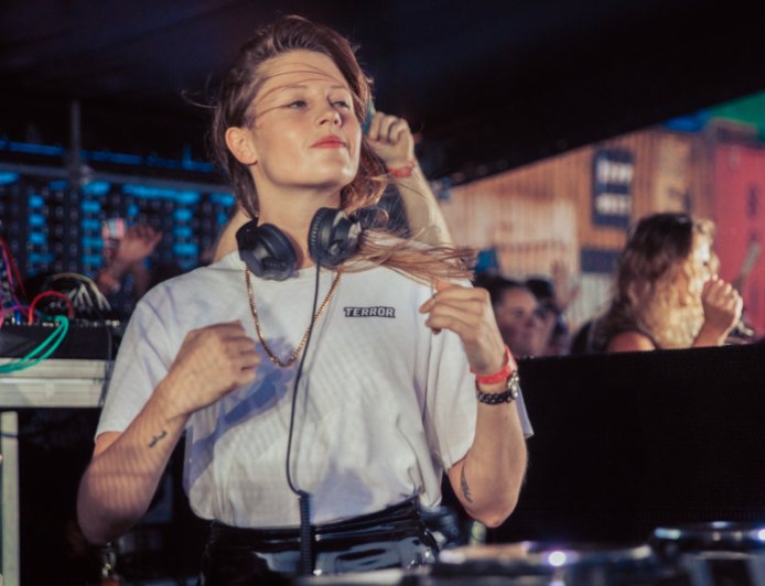 Charlotte de Witte consolida su reinado: seis años consecutivos como la DJ de techno #1 del mundo