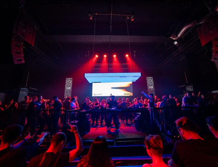 Un club en Estambul prohíbe ropa de colores claros para “proteger la cultura rave”