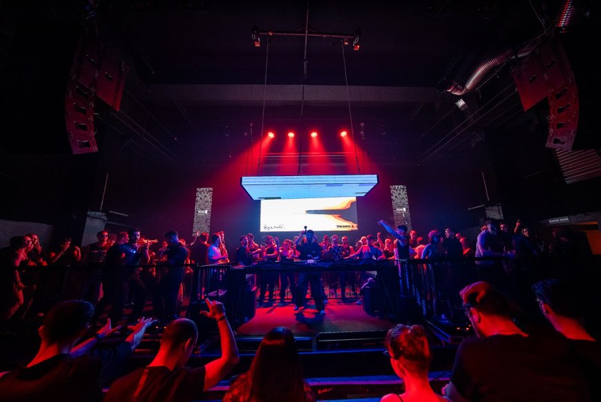 Un club en Estambul prohíbe ropa de colores claros para “proteger la cultura rave”