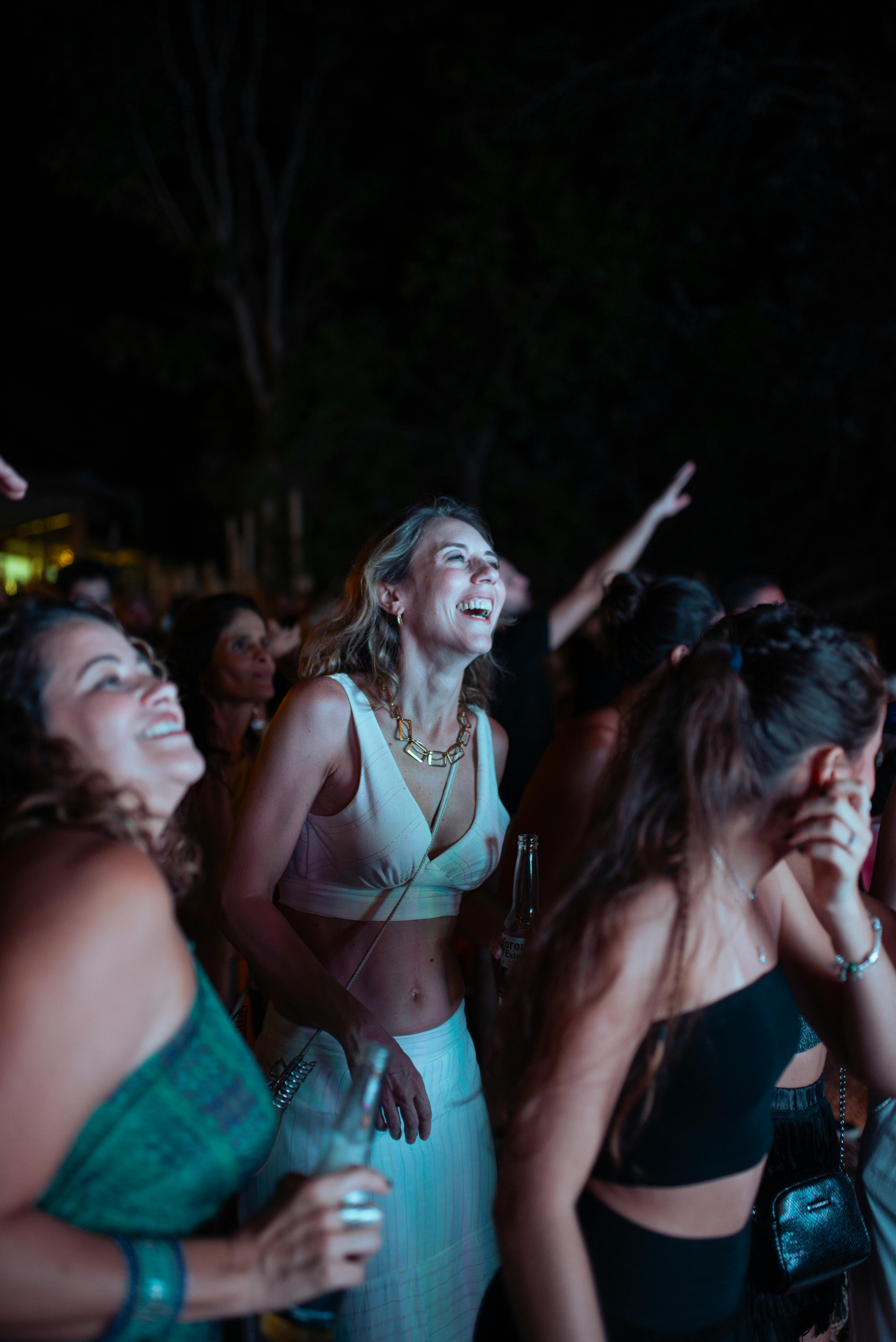 Mujeres mayores de 40 encuentran en la música electrónica una poderosa herramienta para mejorar su salud mental, revela estudio