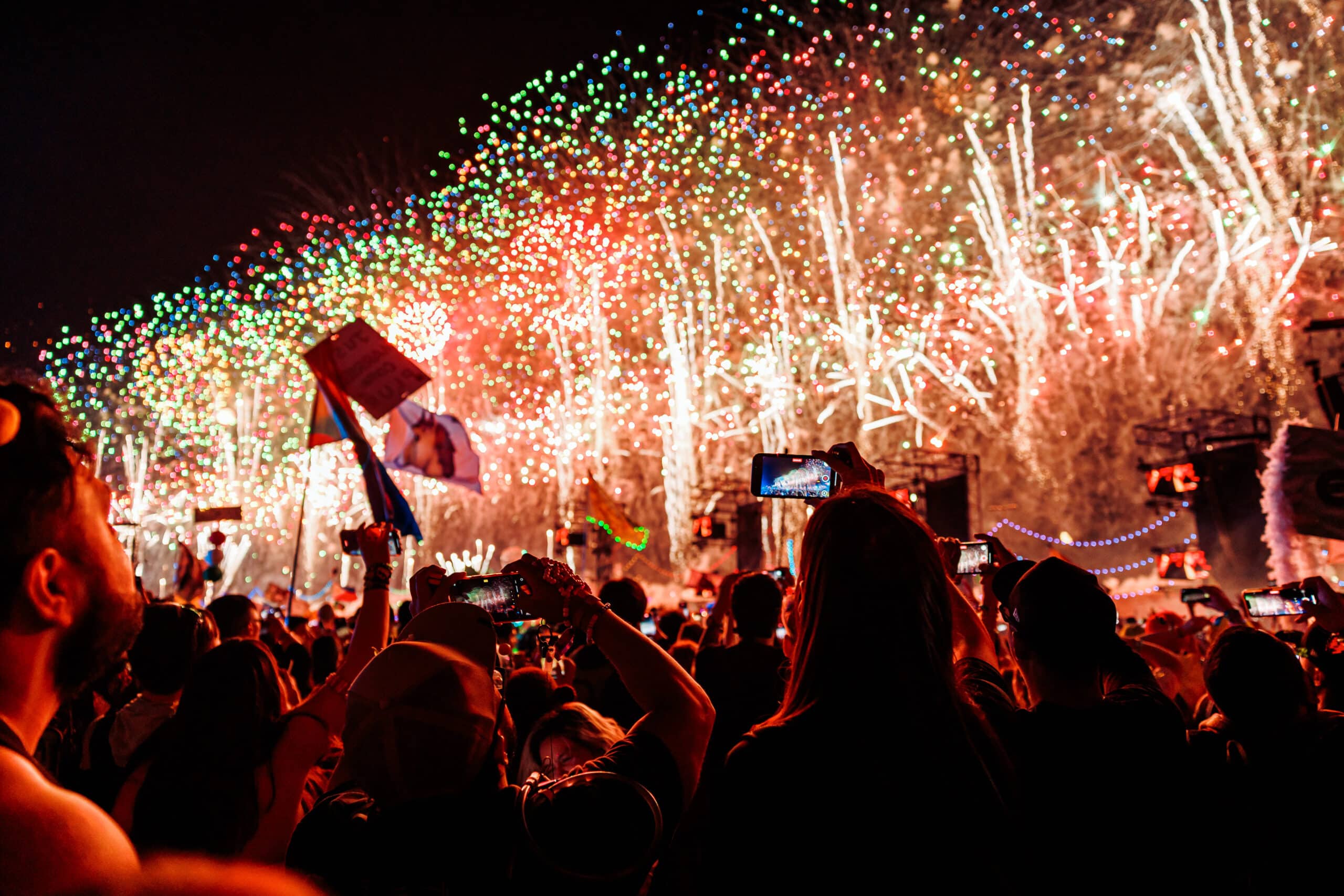 EDC Las Vegas 2026: Guía completa del livestream oficial con 6 escenarios en vivo