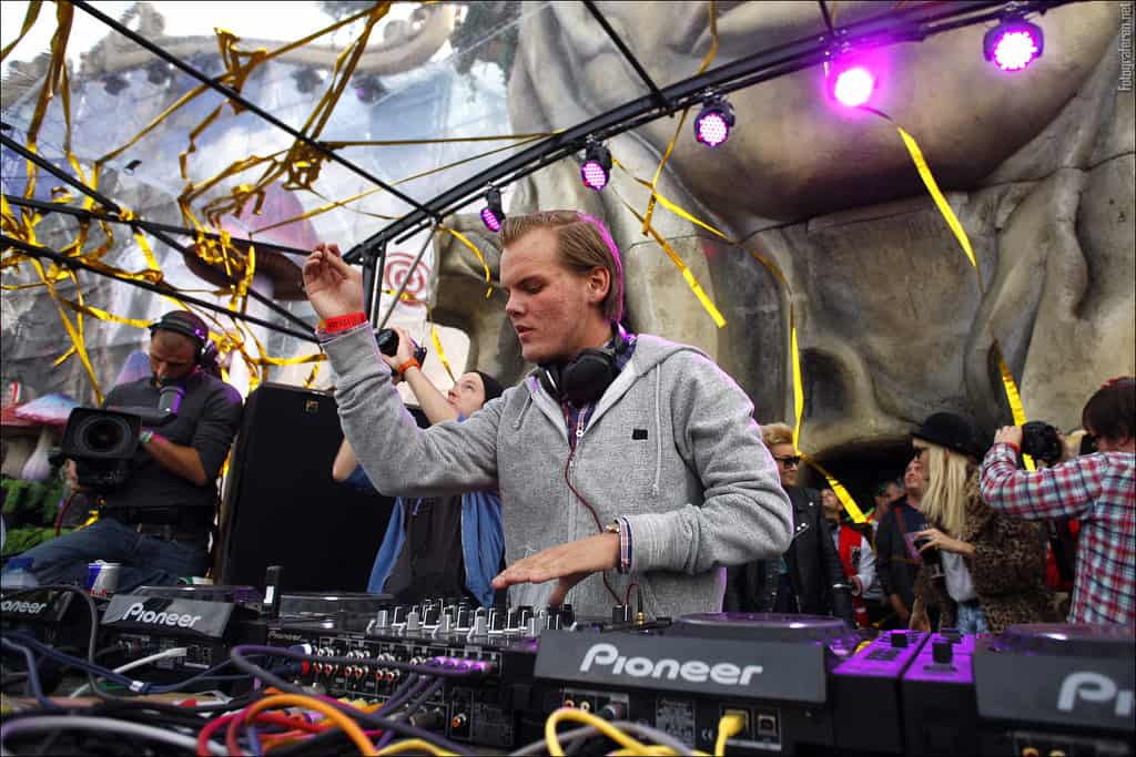 Tomorrowland 2026 Rinde Homenaje a Avicii: Tributo Inmersivo, Artefactos Originales y Sets Remasterizados