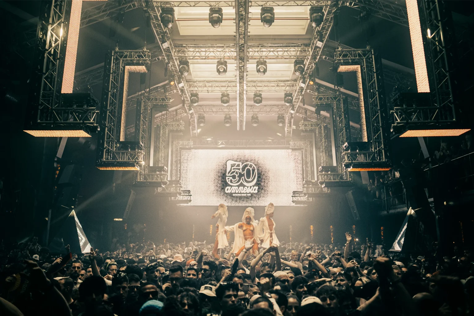 Amnesia Ibiza cierra 50 aniversario con festival de 19 horas y parking convertido en pista